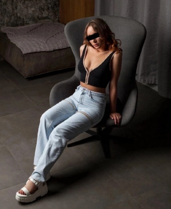 Со мной ты окунешься в мир страсти и наслаждения. Я креативная и опытная, готовая исполнить все твои грезы. Я живу в Москве, городе возможностей, и могу предложить тебе самые разнообразные услуги. 🌹
💋 Со мной ты познаешь настоящую страсть в зажигательных эмблематических местах Москвы, будь то роскошный отель или таинственная ночная улица. Посмотри на мои фото, которые отражают мою нежность и соблазнительность. Я гарантирую тебе незабываемое время в моей компании.
🌺 Я специализируюсь на непринужденных встречах и готова порадовать тебя эротическим массажем, стриптизом и фантазийными играми. Я тщательно отношусь к твоим желаниям и гарантирую полное удовлетворение. Отзывы о моих услугах говорят сами за себя - каждый гость это подтвердит. 🌟
💫 Разрешите мне сделать твою ночь яркой и захватывающей в Москве. Тебе лишь осталось позвонить и влюбиться в уникальный опыт, который только я могу предложить. Я жду тебя, чтобы превратить твои фантазии в реальность. Не упусти свой шанс на настоящее сексуальное счастье. 🔥 329, 25 лет